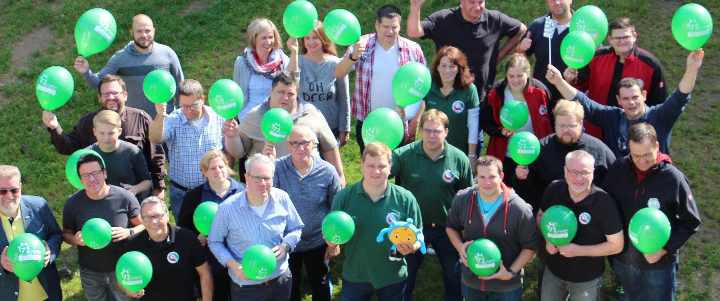Mitglieder des BJR mit grünen Ballons in den Händen