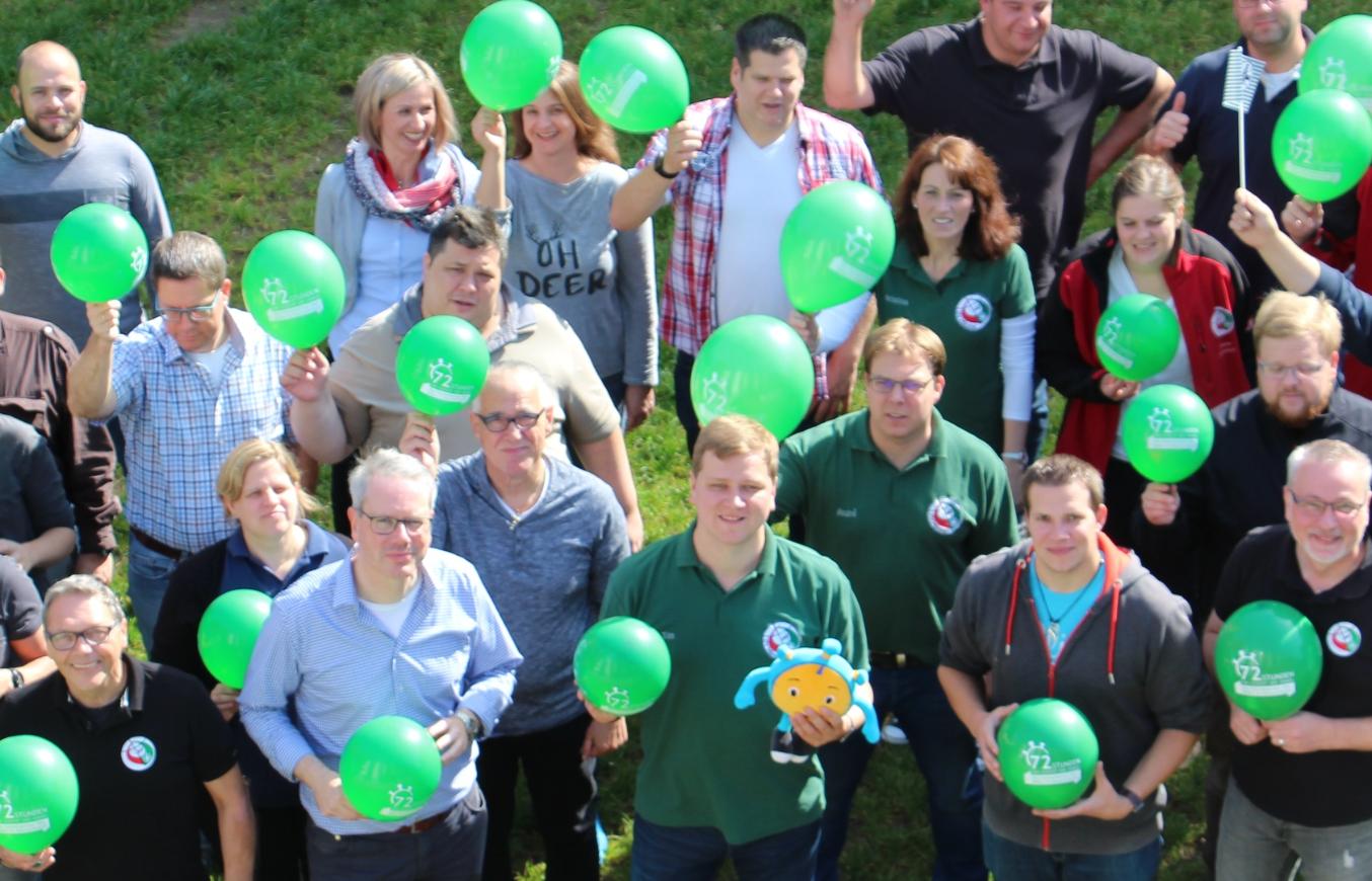 Mitglieder des BJR mit grünen Ballons in den Händen