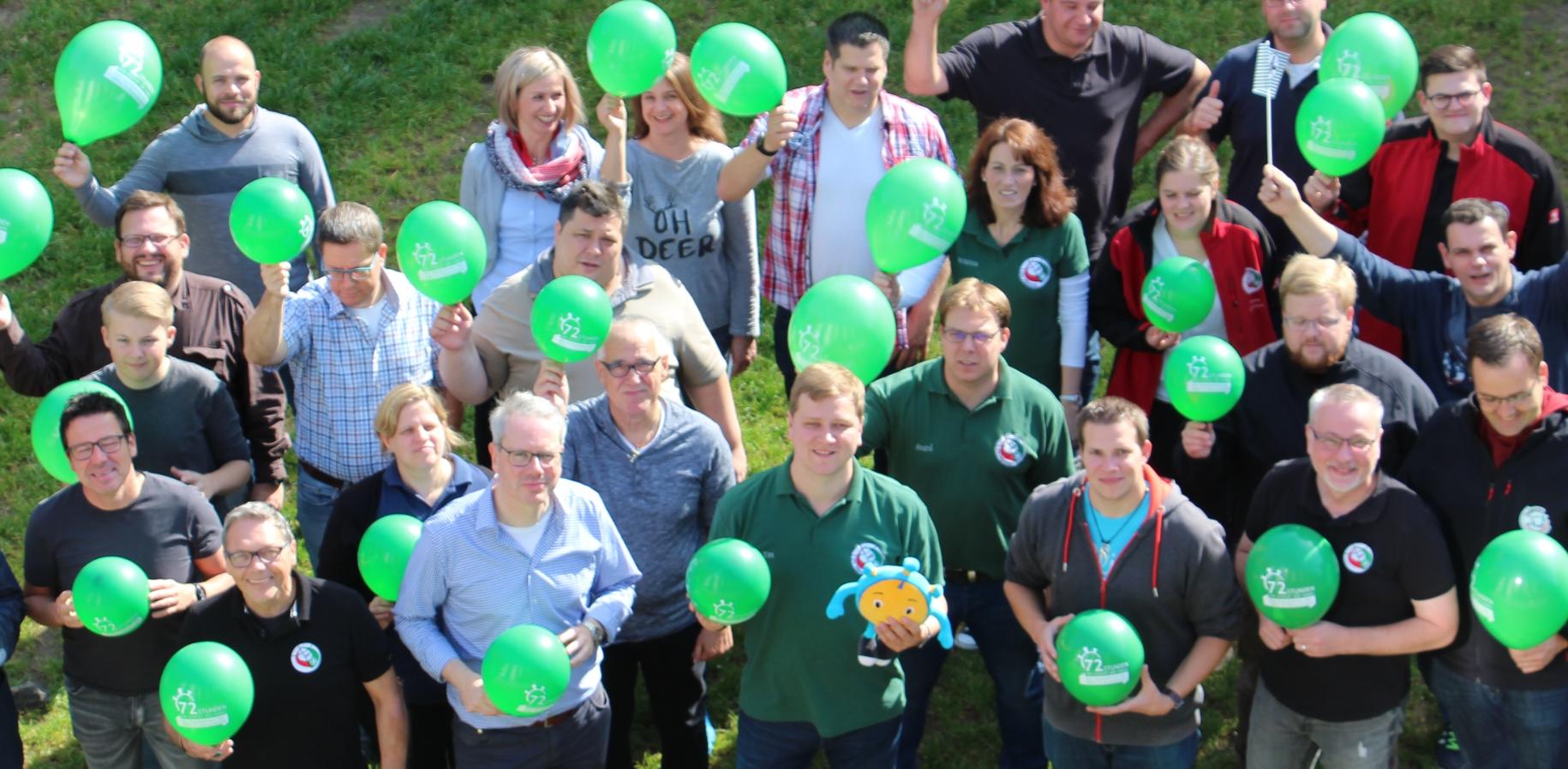 Mitglieder des BJR mit grünen Ballons in den Händen