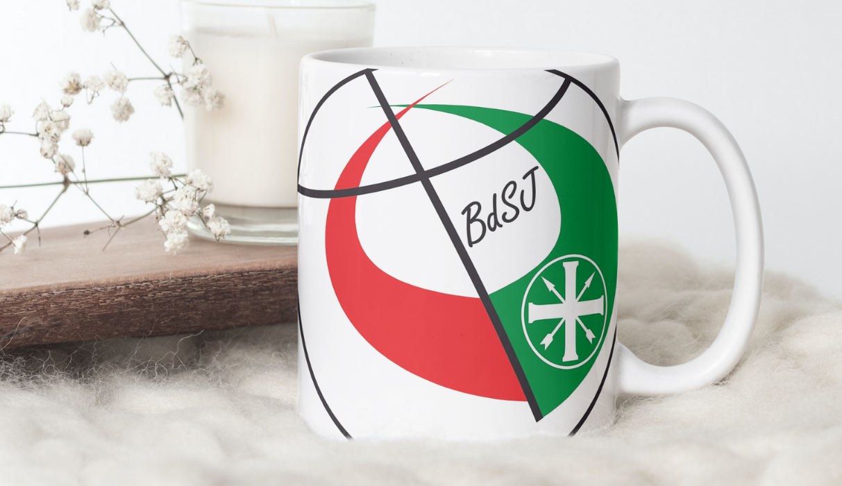 Weiße Tasse mit BdSJ-Logo