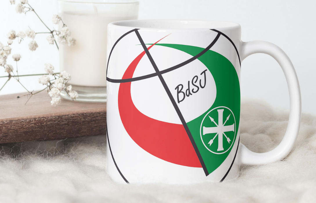 Weiße Tasse mit BdSJ-Logo